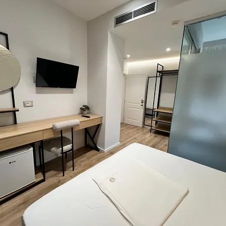 Enzo -central Blloku * ティラナ