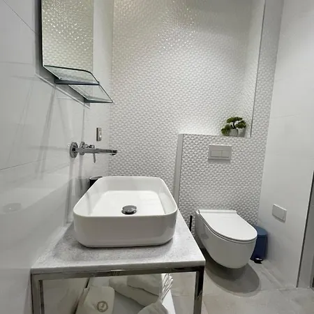 Enzo -central Blloku ホテル *