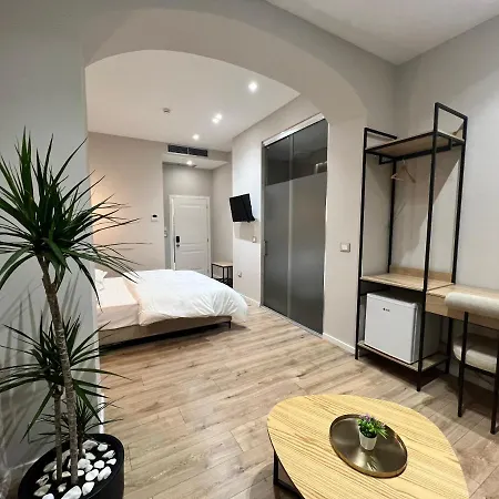 Enzo -central Blloku 地拉那