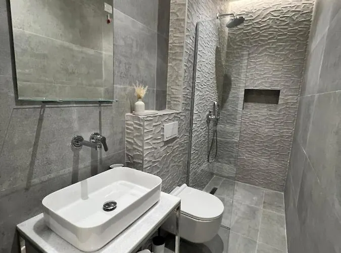 Enzo -central Blloku * ティラナ