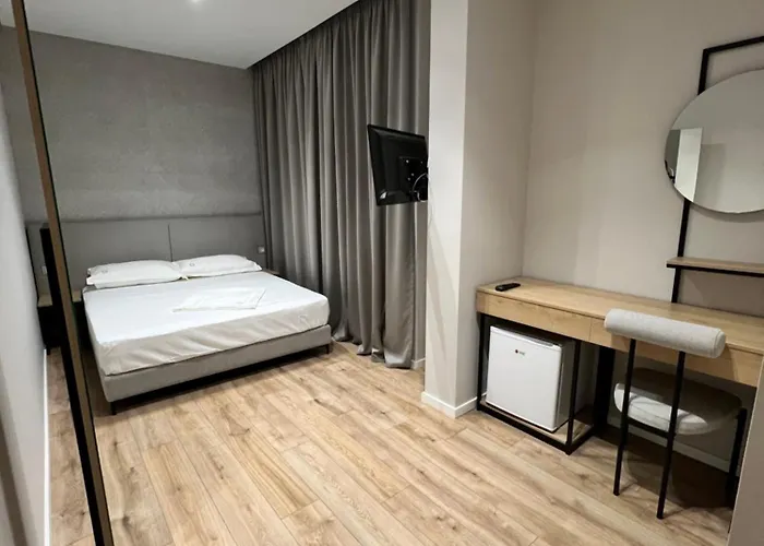 Enzo -central Blloku Otel *