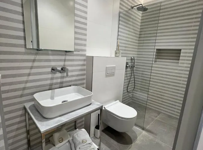 Enzo -central Blloku Tirana