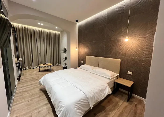 Enzo -central Blloku * Tirana